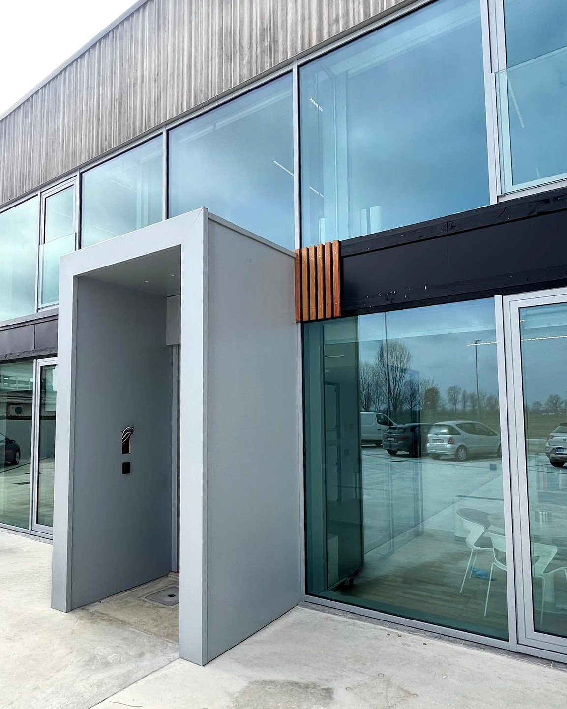 Gas2000 & Gruppo Enercom – Facciata tutto vetro Efficienza, trasparenza e design per l’architettura contemporanea